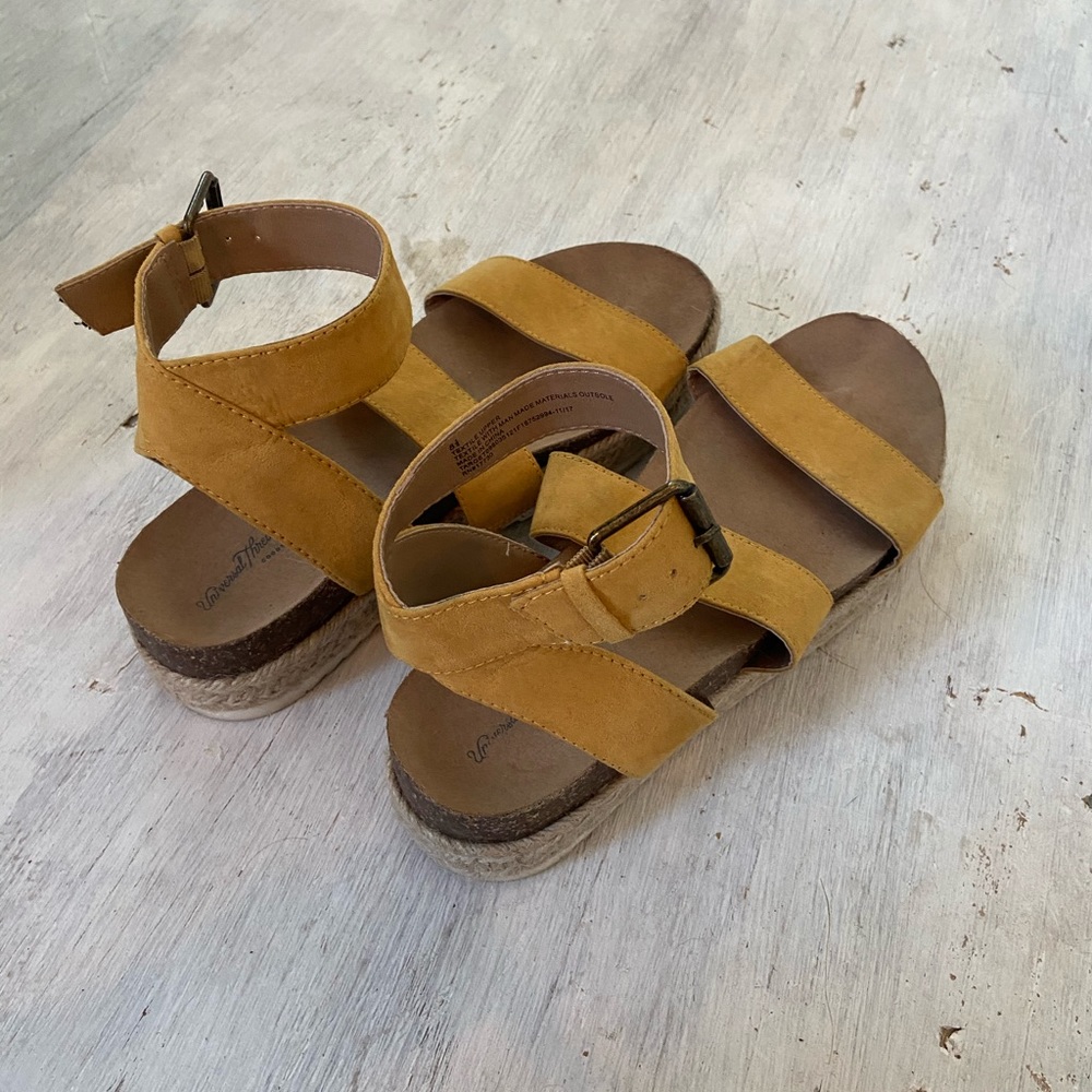 Universal Thread Flatform Sandal - Picture 2 of 4